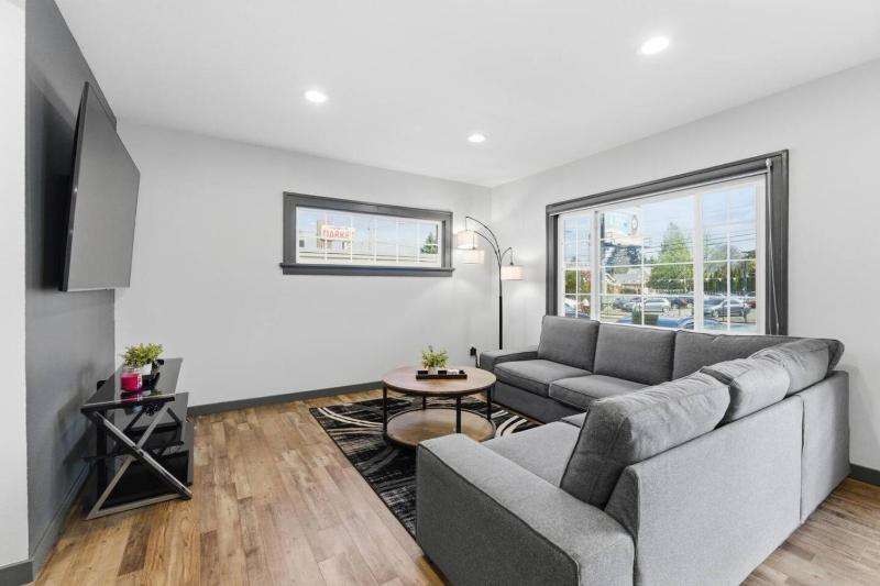 Newly Renovated Modern Home - image 4