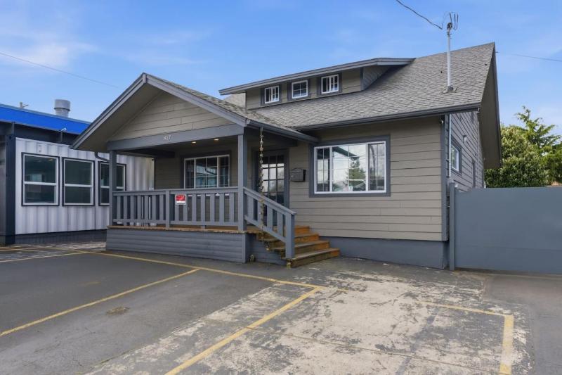 Newly Renovated Modern Home - image 16