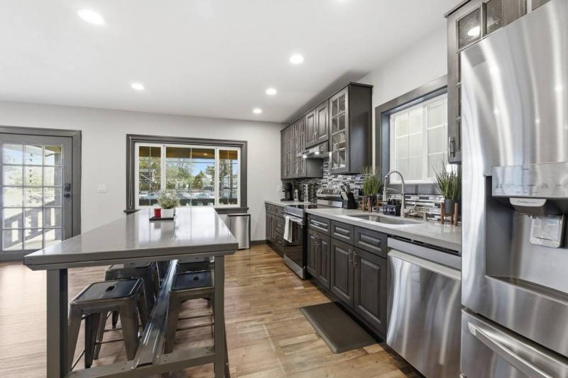 Newly Renovated Modern Home - image 23