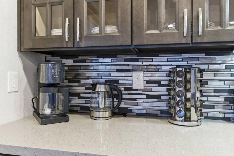 Newly Renovated Modern Home - image 30