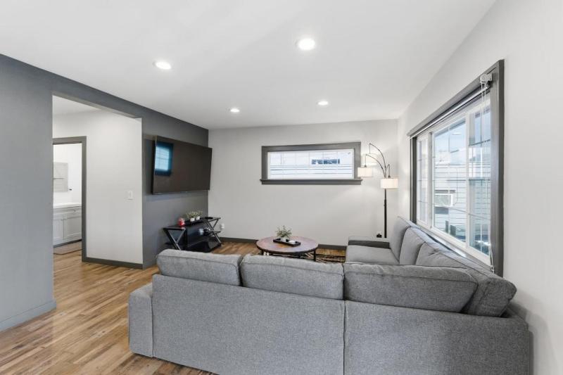 Newly Renovated Modern Home - image 8