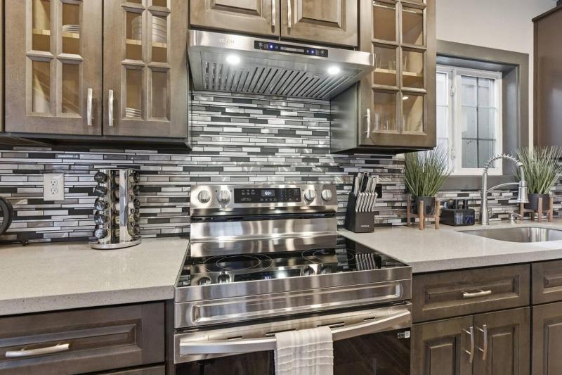 Newly Renovated Modern Home - image 21