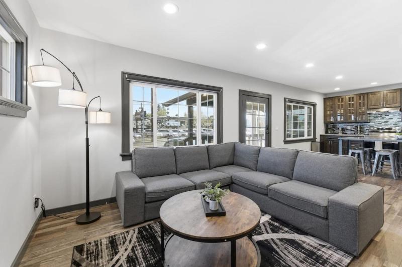 Newly Renovated Modern Home - image 12