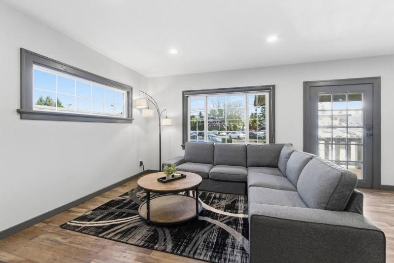 Newly Renovated Modern Home - image 34