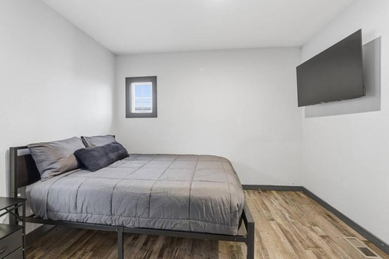 Newly Renovated Modern Home - image 20