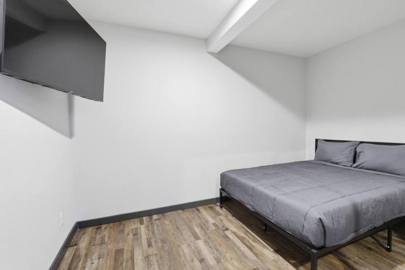 Newly Renovated Modern Home - image 18