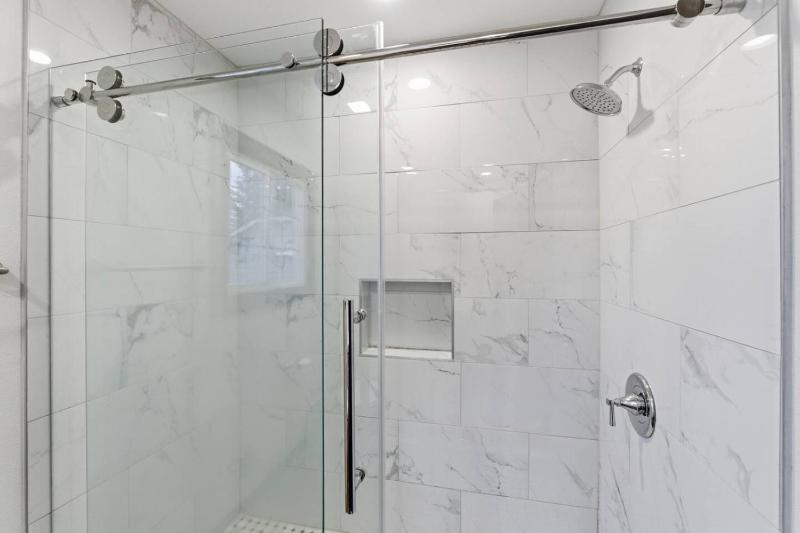 Newly Renovated Modern Home - image 13