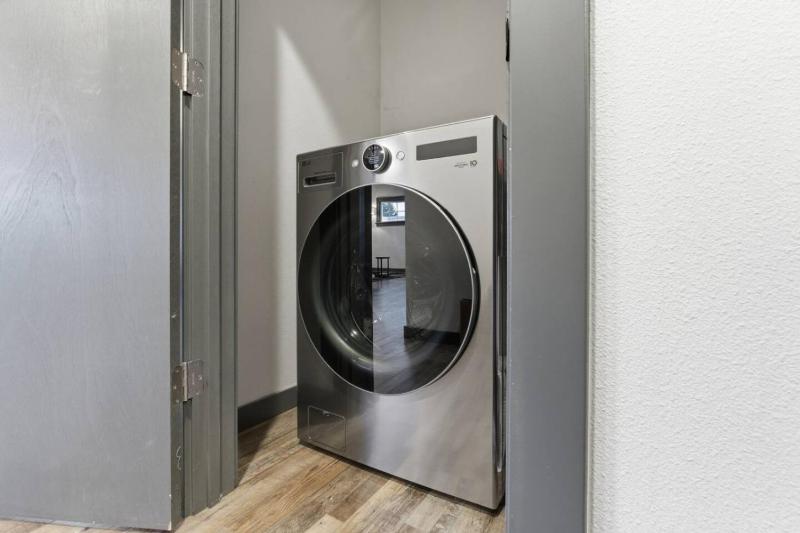 Newly Renovated Modern Home - image 29