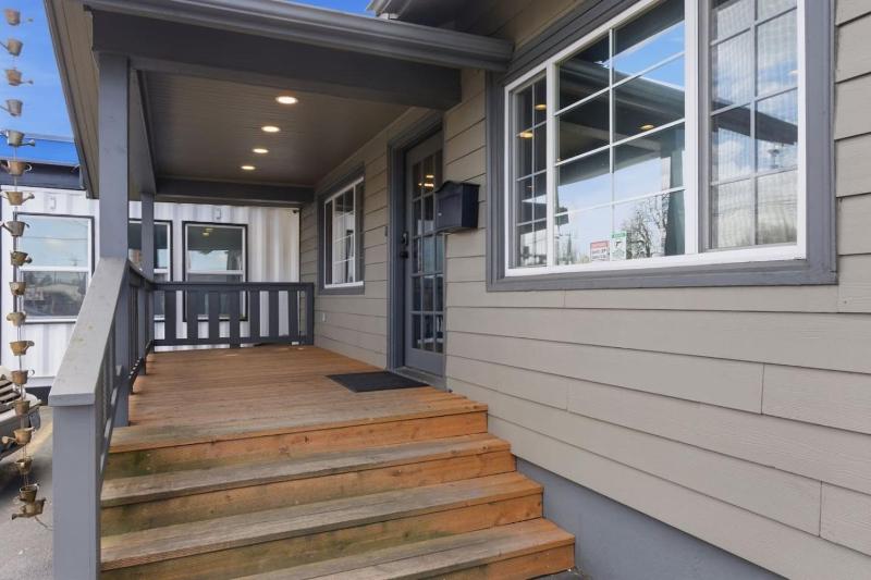 Newly Renovated Modern Home - image 28