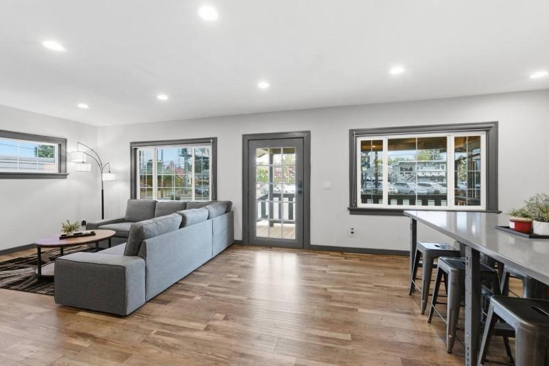 Newly Renovated Modern Home - image 15
