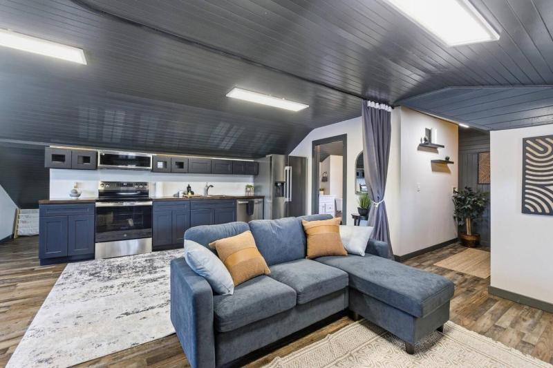 Newly Renovated Modern Home - image 7