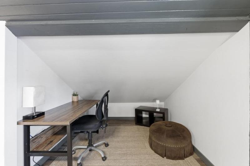 Newly Renovated Modern Home - image 14
