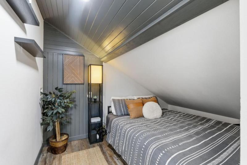 Newly Renovated Modern Home - image 17