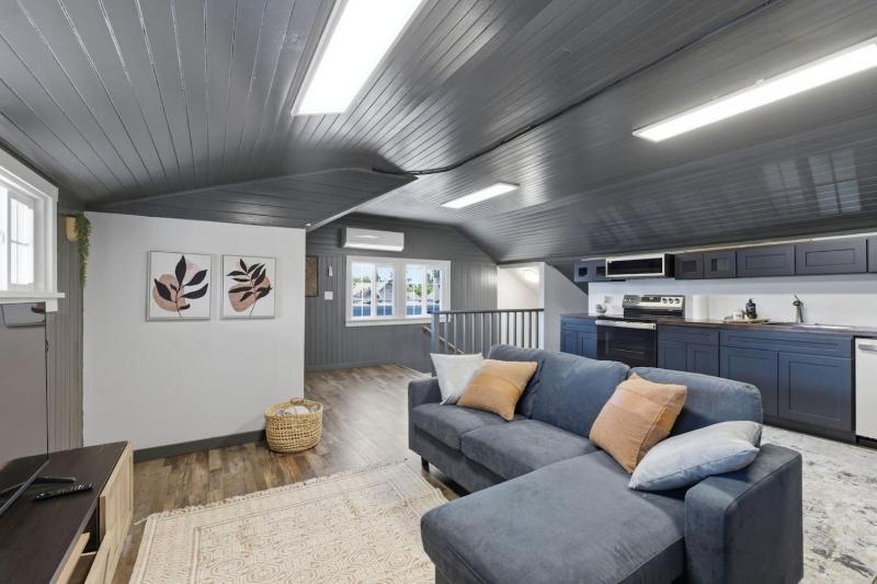 Newly Renovated Modern Home - image 5
