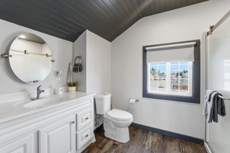 Newly Renovated Modern Home - image 33