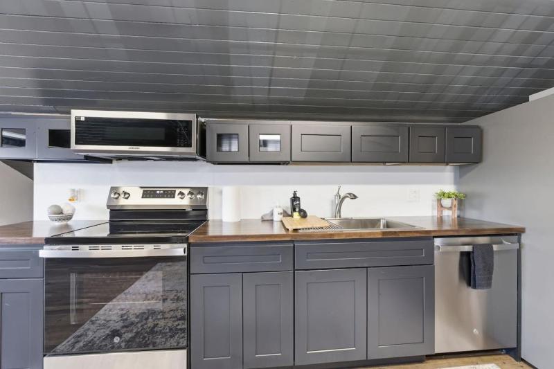 Newly Renovated Modern Home - image 9