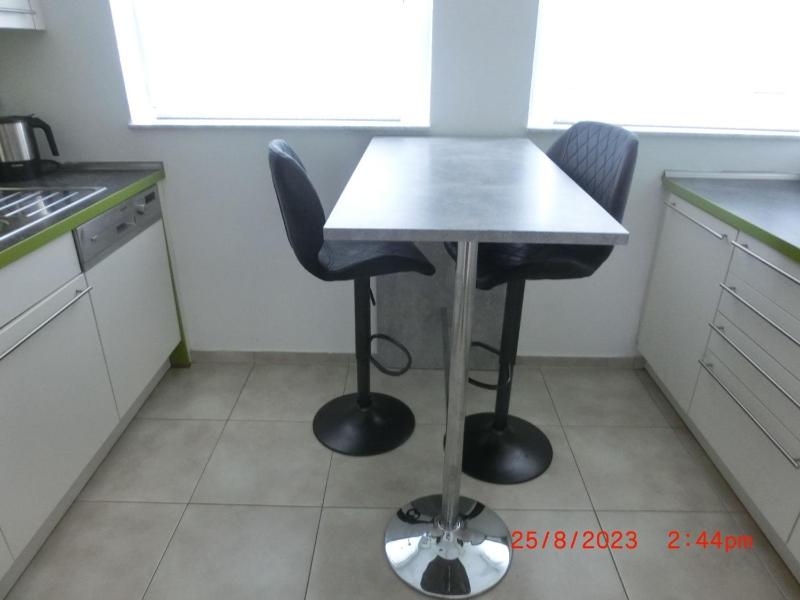 Modern Apartment Near the Exhibition Center - image 2