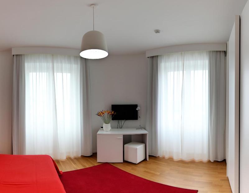 Large Double or Twin Room image 3