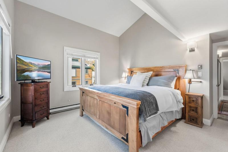 Timber Falls 4BR Penthouse Retreat with Views - image 4