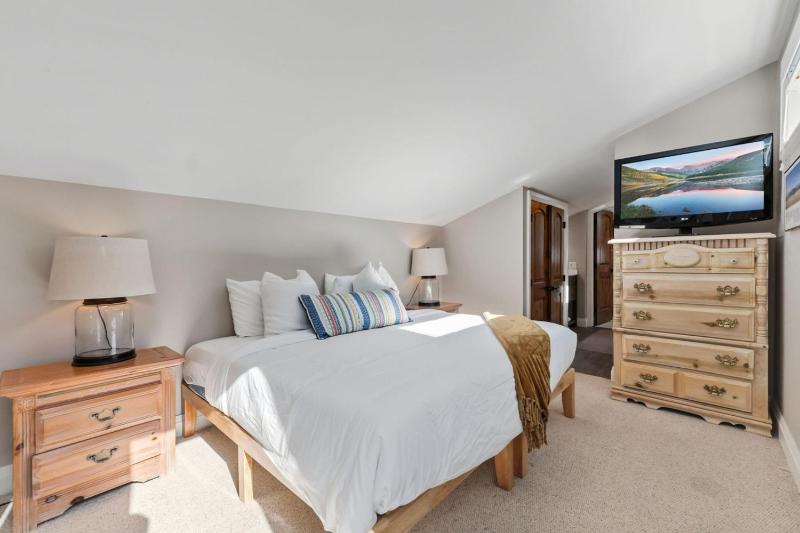 Timber Falls 4BR Penthouse Retreat with Views - image 13