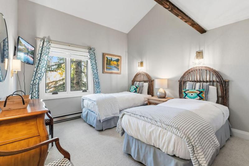 Timber Falls 4BR Penthouse Retreat with Views - image 3