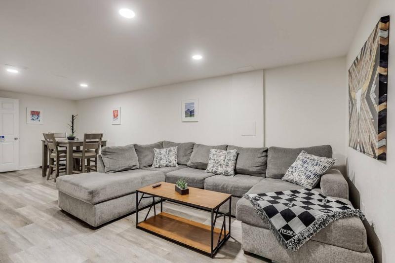 Light-Filled Garden-Level Apt Central Denver - image 6