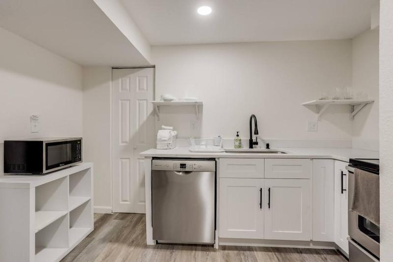 Light-Filled Garden-Level Apt Central Denver - image 9
