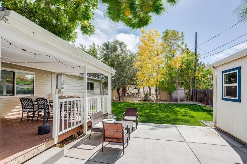 Sunlit Shoshone Haven Central w backyard - image 12