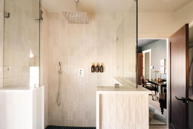The Fairway House Luxe Design Sauna Mini Putt - image 14