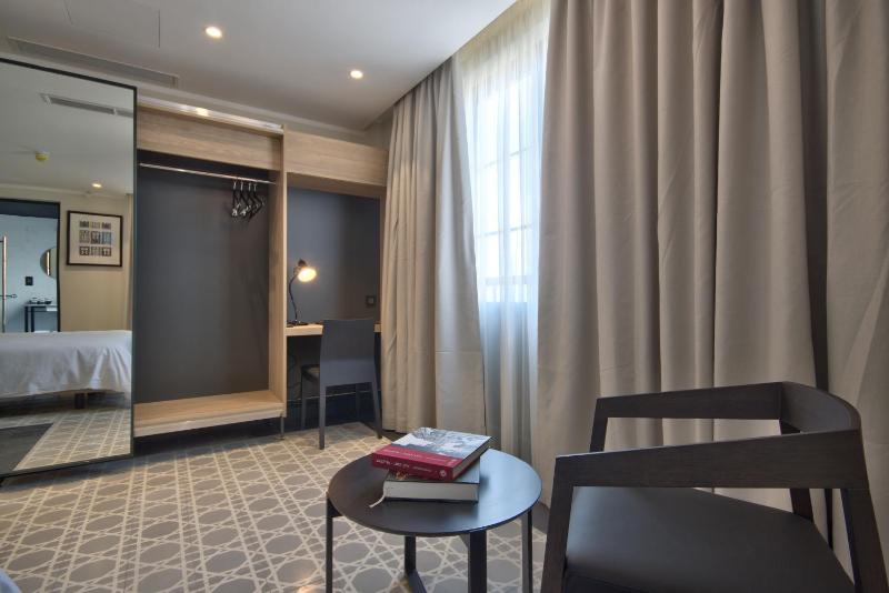 Junior Suite with Balcony image 4