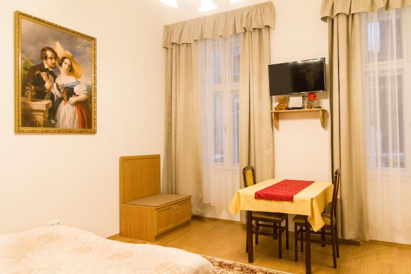 Authentic Klauzal Apartment - image 6