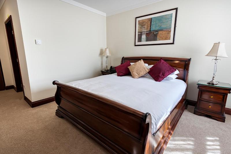 Deluxe King Room image 2