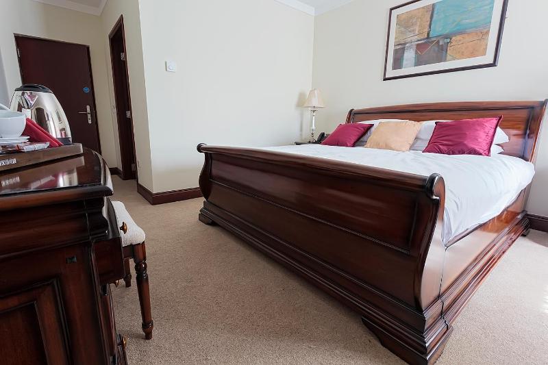 Deluxe King Room image 3