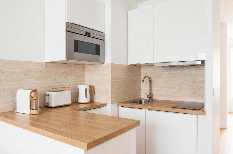 Large Bright Studio 5mins from Champs Elysees - image 4