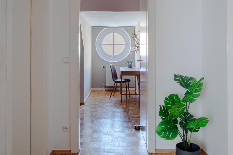 Quiet Courtyard Altstadt Suite - 2BR Lift & Free Parking by HERO HOMES Graz - image 15