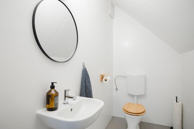 Quiet Courtyard Altstadt Suite - 2BR Lift & Free Parking by HERO HOMES Graz - image 23