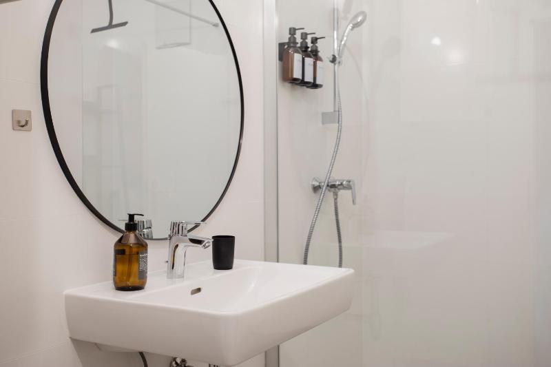 Quiet Courtyard Altstadt Suite - 2BR Lift & Free Parking by HERO HOMES Graz - image 9