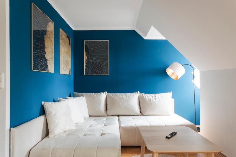 Quiet Courtyard Altstadt Suite - 2BR Lift & Free Parking by HERO HOMES Graz - image 26