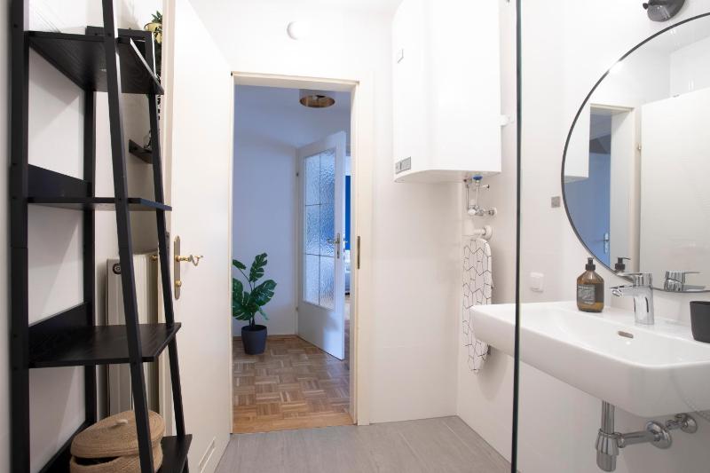 Quiet Courtyard Altstadt Suite - 2BR Lift & Free Parking by HERO HOMES Graz - image 17