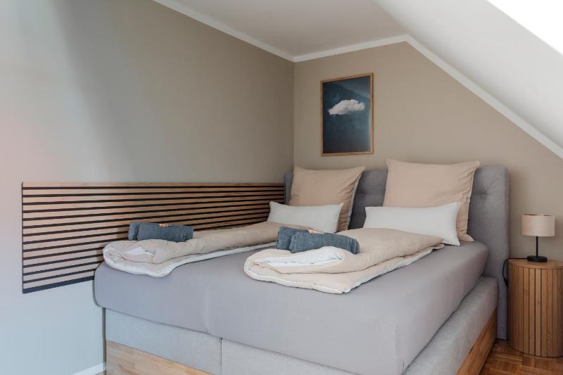 Quiet Courtyard Altstadt Suite - 2BR Lift & Free Parking by HERO HOMES Graz - image 19