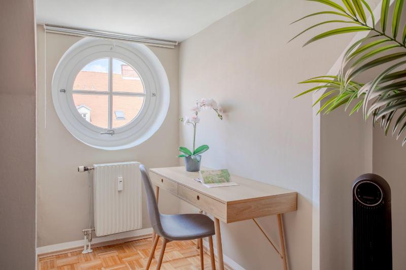 Quiet Courtyard Altstadt Suite - 2BR Lift & Free Parking by HERO HOMES Graz - image 16