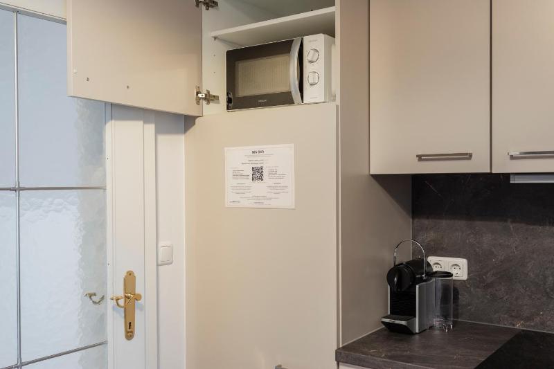 Quiet Courtyard Altstadt Suite - 2BR Lift & Free Parking by HERO HOMES Graz - image 33