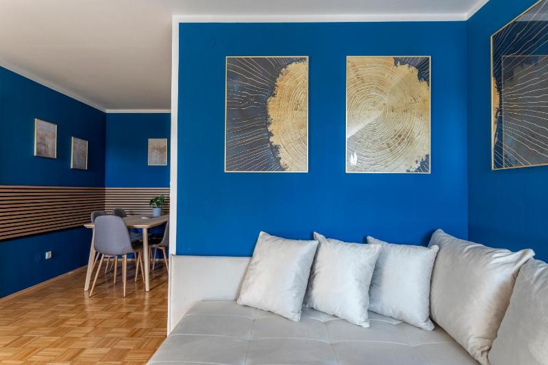 Quiet Courtyard Altstadt Suite - 2BR Lift & Free Parking by HERO HOMES Graz - image 12