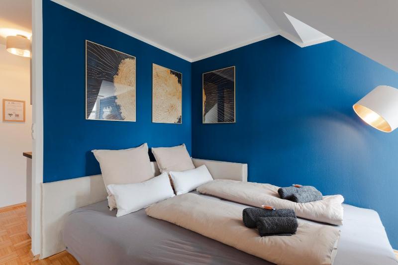 Quiet Courtyard Altstadt Suite - 2BR Lift & Free Parking by HERO HOMES Graz - image 39