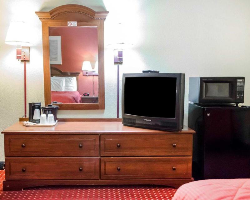 Queen Room with Two Queen Beds - Non-Smoking image 3
