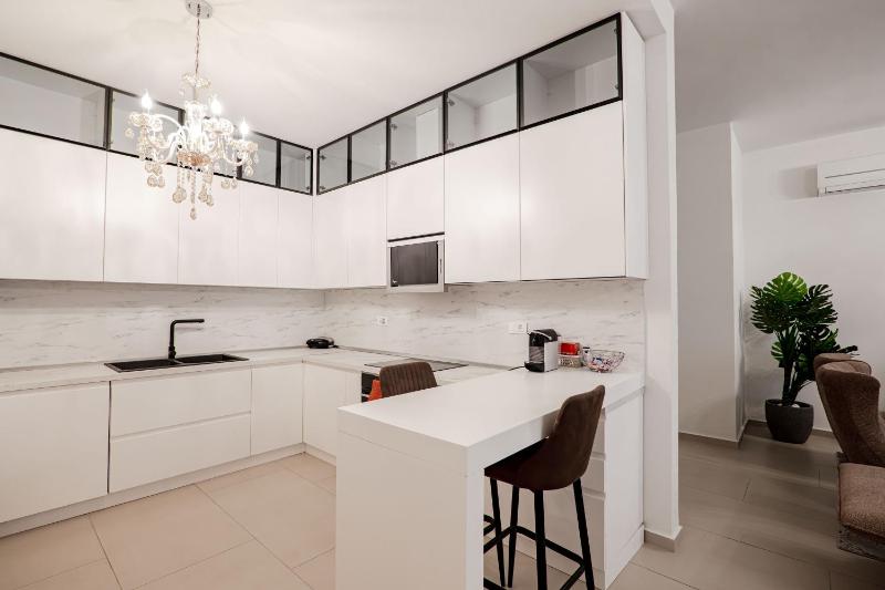 Kalpazo White Stones - image 3