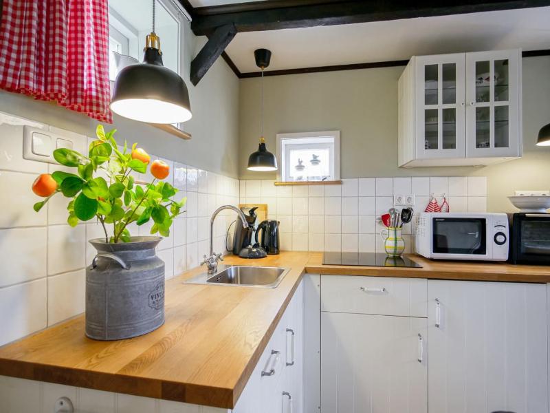 Cosy suite in village of Callanstoog - image 7