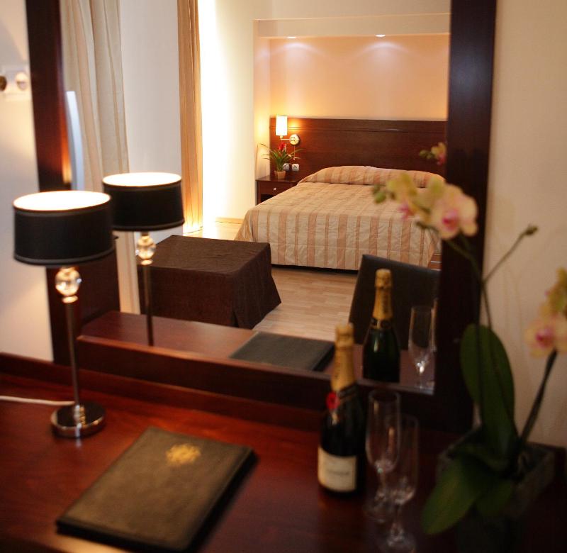 Deluxe Double Room with Sea View image 3