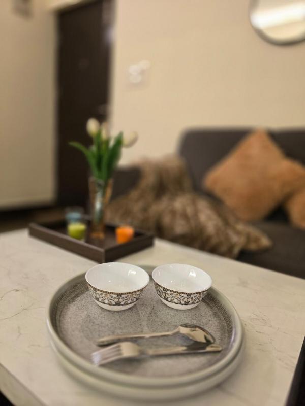 Purple Door: Luxurious AC 1 BHK | Couple Friendly - image 18