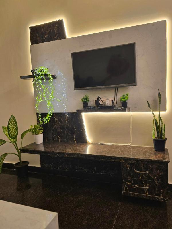 Purple Door: Luxurious AC 1 BHK | Couple Friendly - image 20